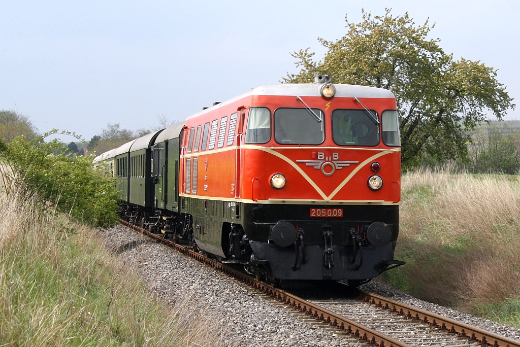 BB 2050.09 vor dem SR 14347 als NLB-Osterzug am 21.April 2014 kurz nach Dobermannsdorf.