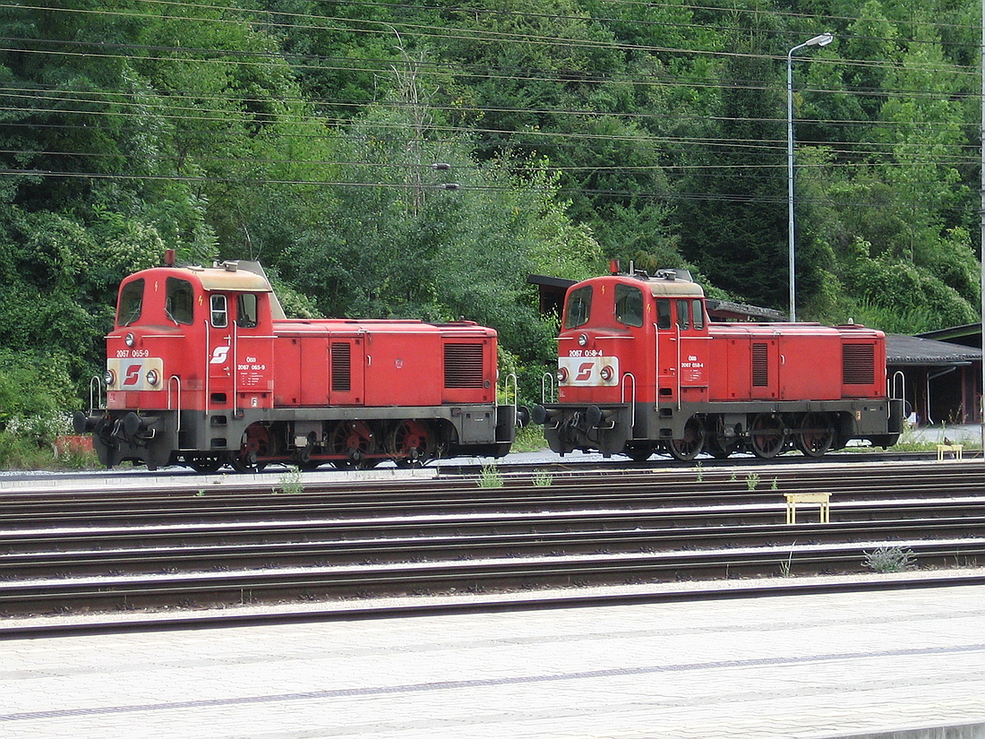 ÖBB 2067 065-9 & 2067 058-4 abgestellt im Bahnhof Landeck-Zams. Aufgenommen am 13.08.2008