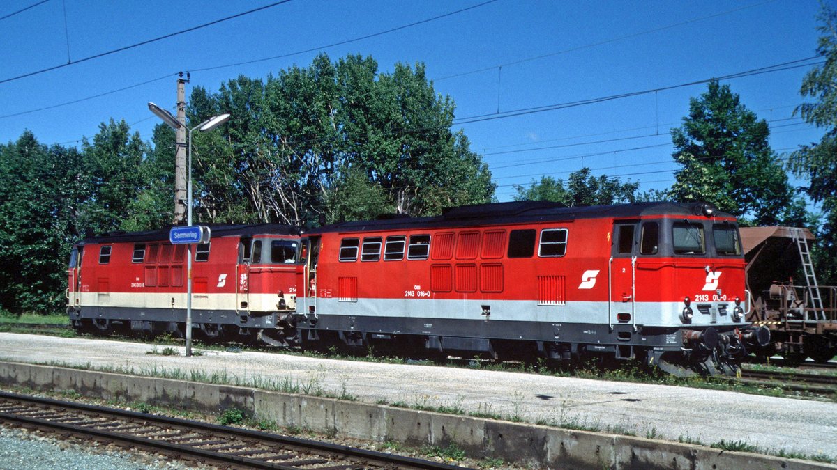 ÖBB 2143 016 und 2143 003 (Bahnhof Semmering, 05.08.02); digitalisiertes Dia.