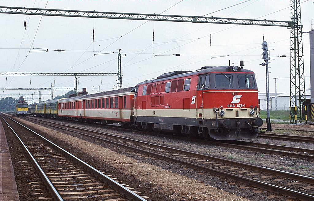 BB 2143.073 steht mit einem gemischten Regionalzug, der aus BB und GySEV
Wagen gebildet ist, am 14.5.1999 im ungarischen Bahnhof Frteszentmiklos.
