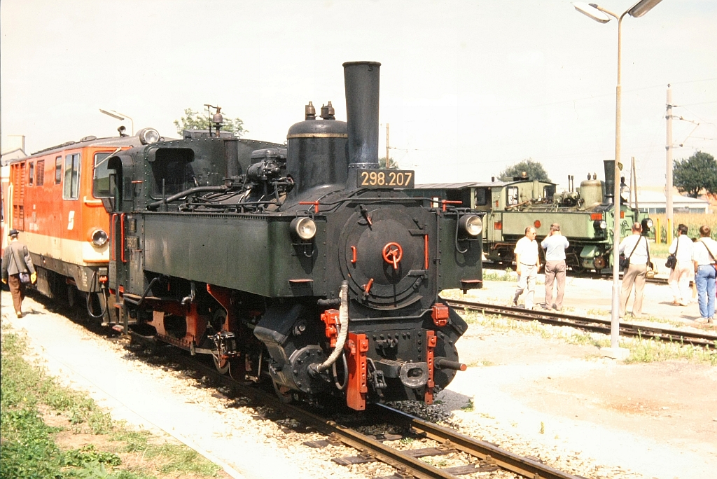 BB 298.207 wrend der Feierlichkeiten  100 Jahre Schmalspurbahnen in sterreich  vom 11. bis 15. August 1989 im Bf. Obergrafendorf. (Diascan)
