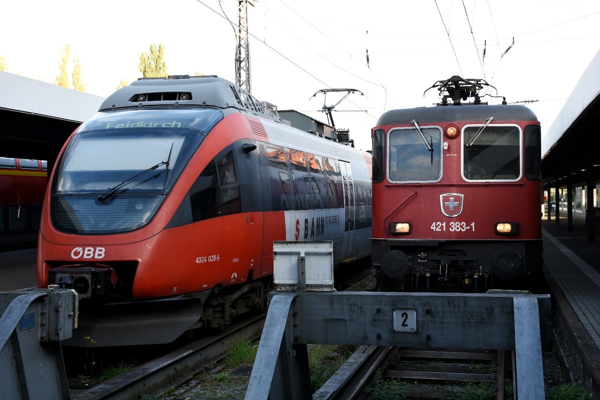 ÖBB 4024 028 wartet in Lindau auf die Rückfahrt Richtung Vorarlberg. SBB 421 383 hat den EC Zürich-München nach Lindau gebracht. 12.10.2017