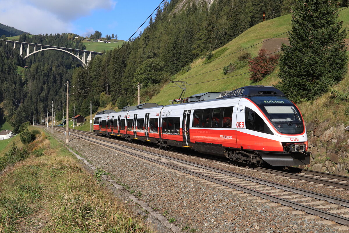 ÖBB 4024 032-6 als S3 bei der Talfahrt nach Kufstein. Aufgenommen bei St. Jodok am Brenner am 09.10.2021