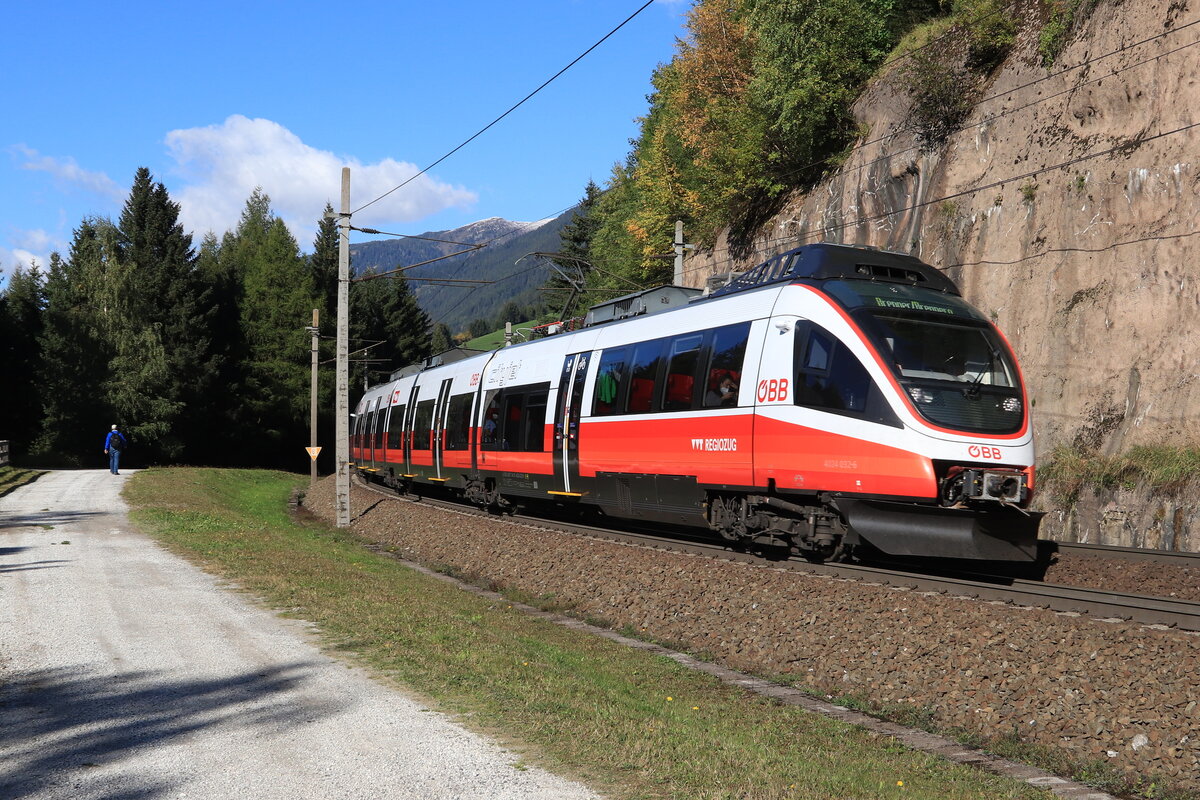 ÖBB 4024 032-6 als S3 bei der Bergfahrt nach Brenner/Brennero. Aufgenommen bei Gries am Brenner am 09.10.2021