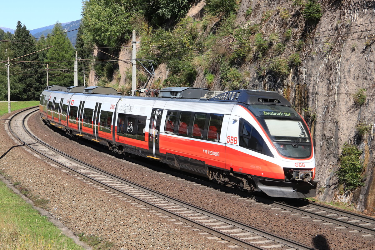 ÖBB 4024 057-3 als S3 bei der Talfahrt nach Innsbruck Hbf. Aufgenommen bei Gries am Brenner am 25.09.2021