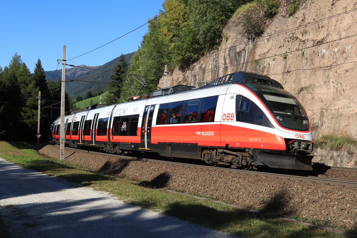 ÖBB 4024 057-3 als S3 bei der Bergfahrt nach Brenner/Brennero. Aufgenommen bei Gries am Brenner am 25.09.2021