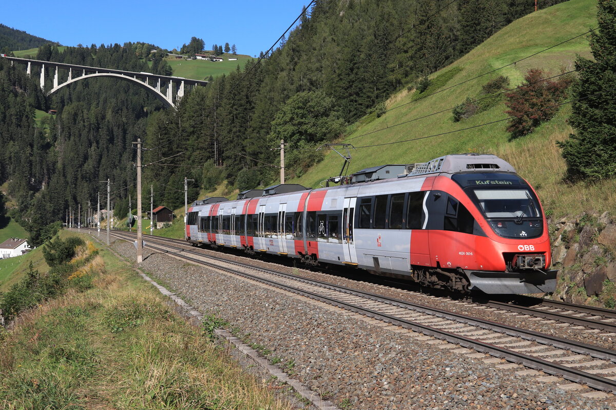 ÖBB 4024 061-6 als S3 bei der Talfahrt nach Kufstein. Aufgenommen bei St. Jodok am Brenner am 25.09.2021