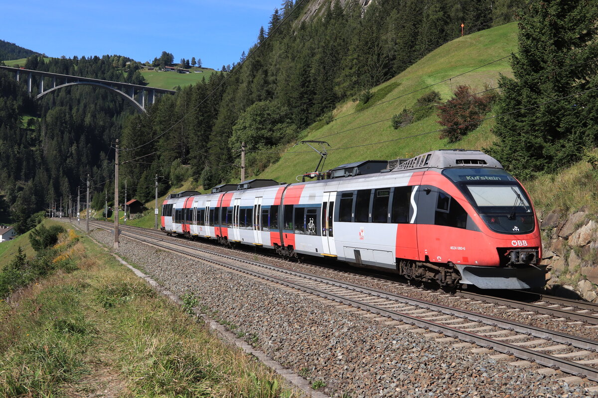 ÖBB 4024 080-6 als S3 bei der Talfahrt nach Kufstein. Aufgenommen bei St. Jodok am Brenner am 25.09.2021