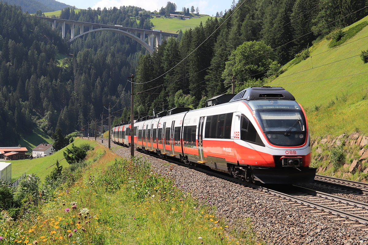 ÖBB 4024 082-1 als S3 unterwegs hoch zum Grenzbahnhof Brenner/Brennero. Hier kurz vor dem Bahnhof St. Jodok am Brenner. Aufgenommen am 23.07.2021