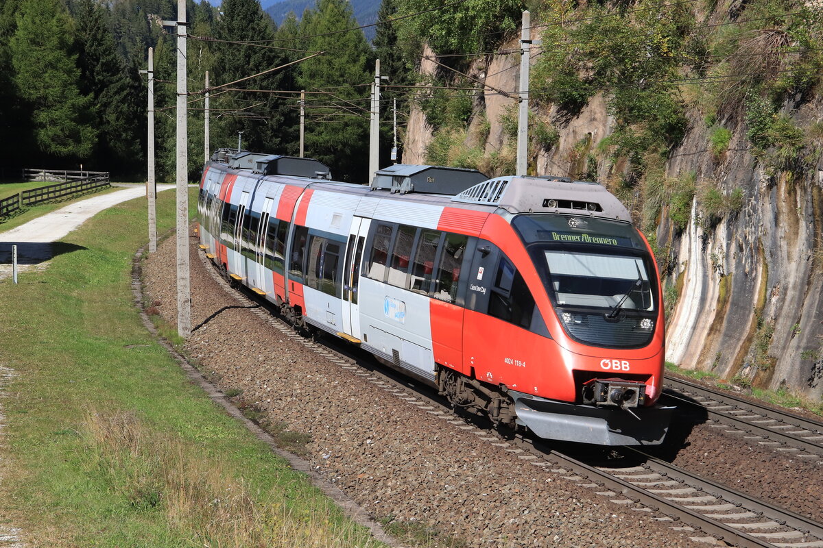 ÖBB 4024 118-4 als S3 bei der Bergfahrt nach Brenner/Brennero. Aufgenommen bei Gries am Brenner am 25.09.2021