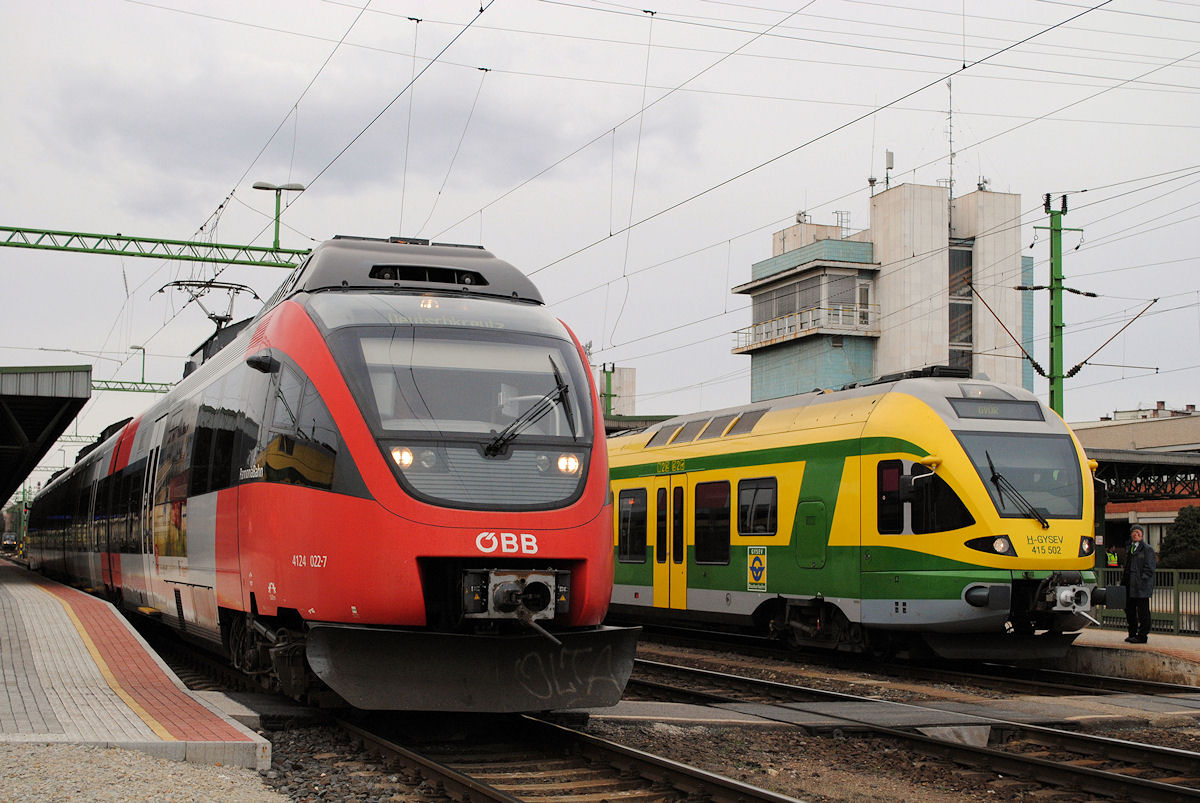 ÖBB 4124 022 verläßt mit einem Regionalzug nach Deutschkreuz den Bhf. Sopron, während der GySEV 415 502 auf die Abfahrt nach Györ wartet. (12.02.2016)