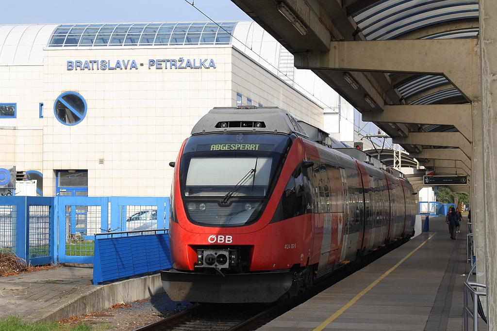 ÖBB 4124 037-5 abgestellt am 26.Oktober in Bratislava Petrzalka. 