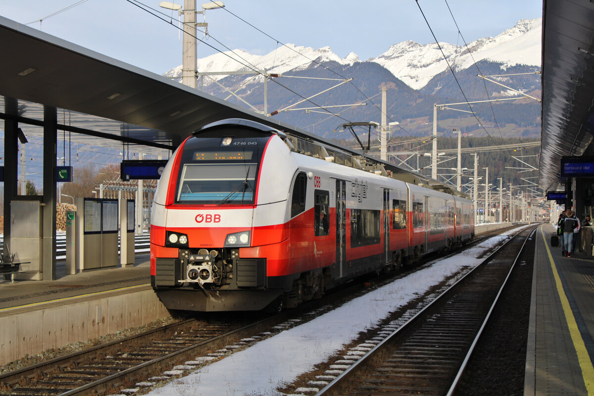 ÖBB 4746 045 steht als S1 nach Friesach in Spittal-Millstättersee