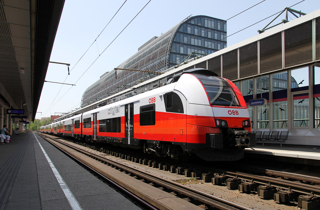 ÖBB 4746 063 + 4746 017 // Aufgenommen auf der oberen Ebene der Station Wien Handelskai. // 12. Juni 2019
