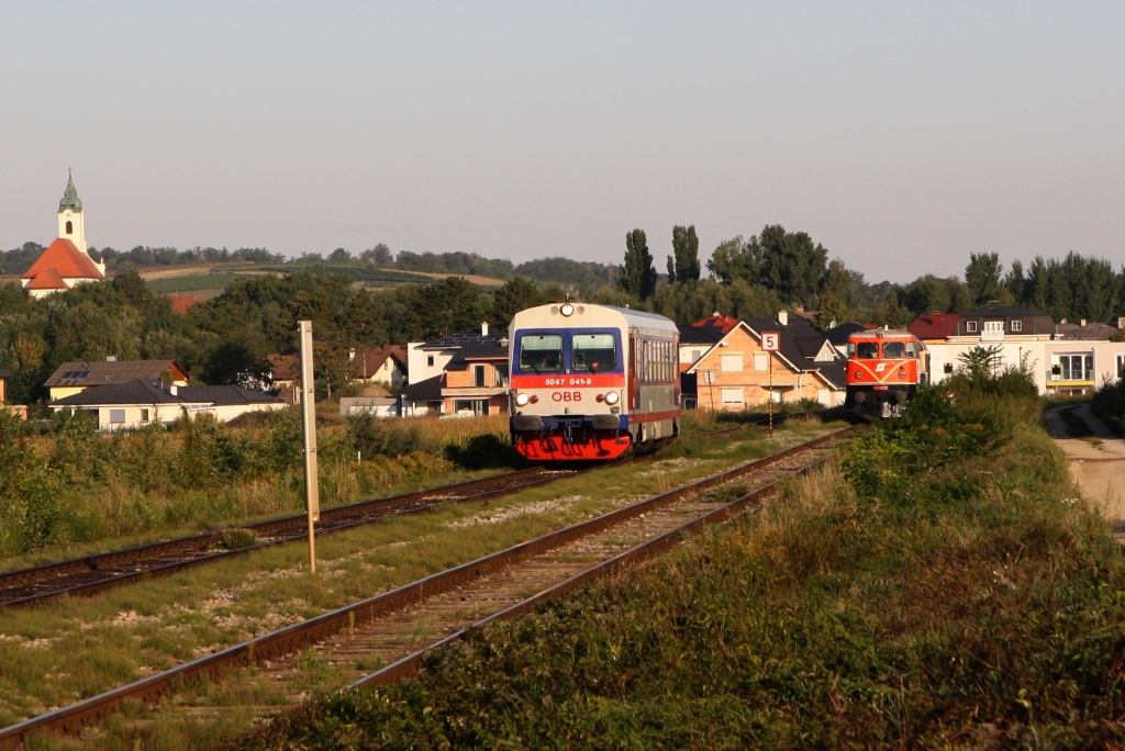 ÖBB 5047 041-8 als R 7212 (Gänserndorf - Obersdorf) und RBAHN 2050.09 mit dem SR 17287 (Groß Schweinbarth - Gänserndorf) am 15.September 2019 bei Groß Schweinbarth.