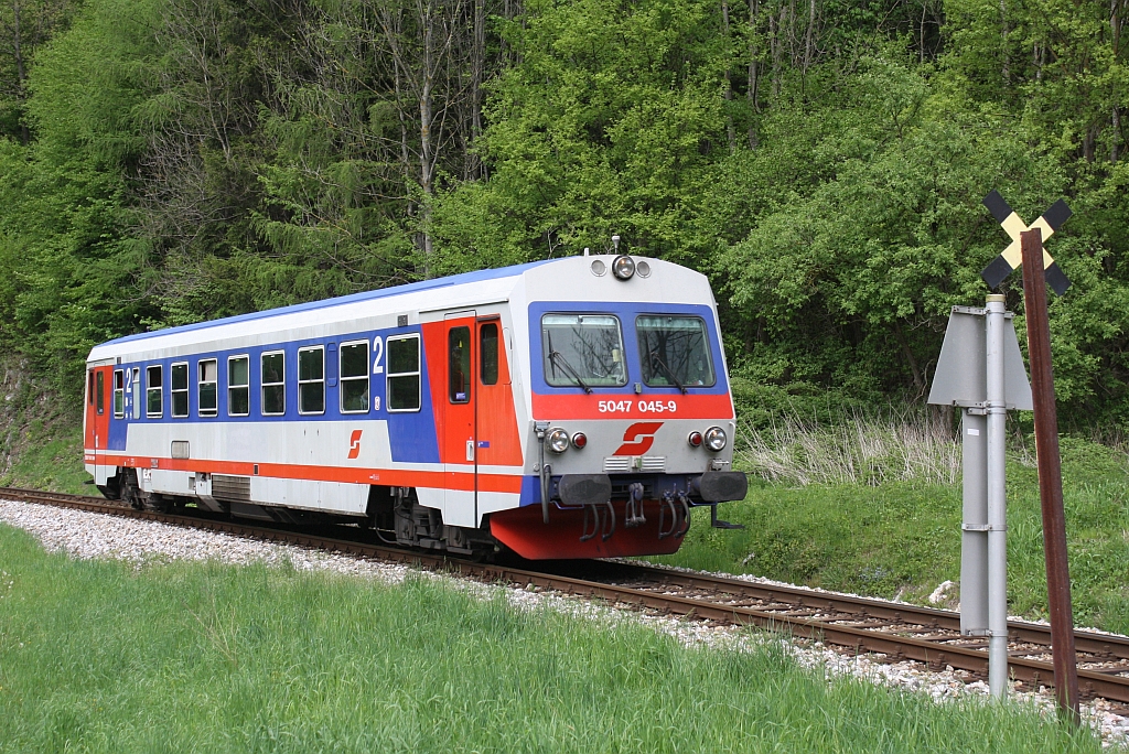 �BB 5047 045-9 am 27.April 2014 als R 6746 kurz vor dem Bf. Schrambach.