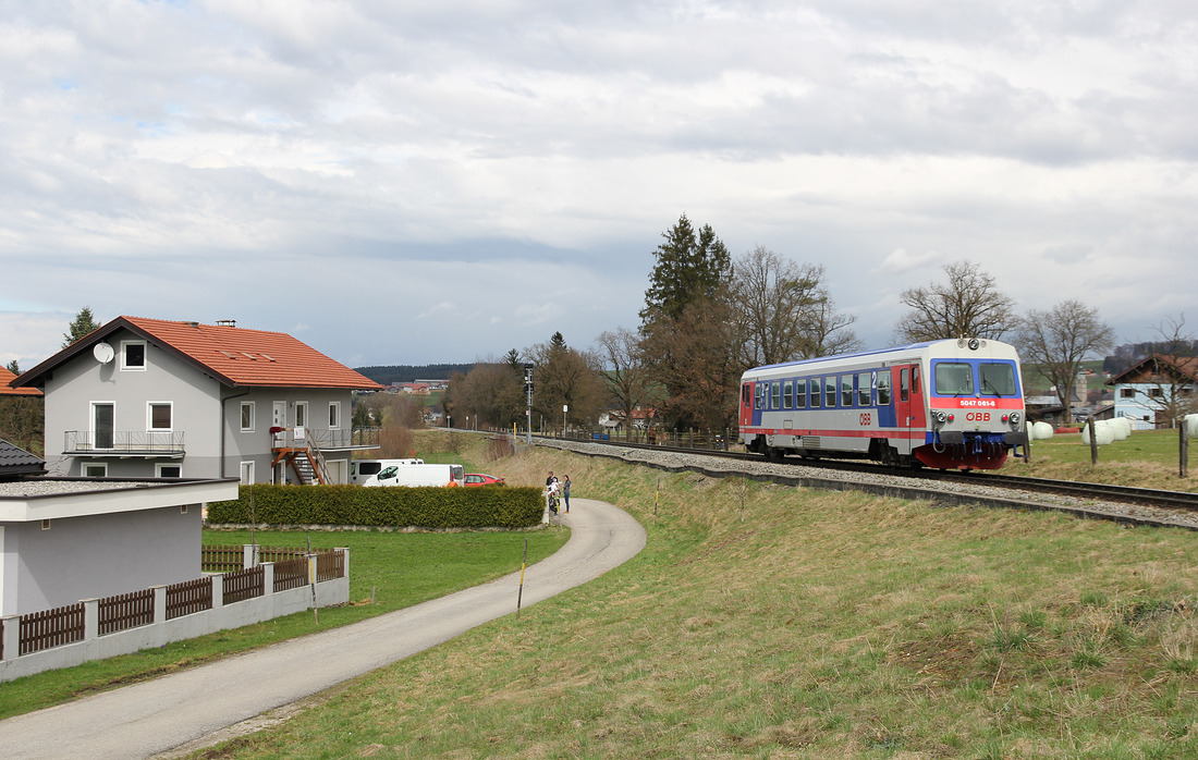 ÖBB 5047 061 hat zum Aufnahmezeitpunkt den Bahnhof Steindorf bei Straßwalchen mit Fahrtziel Braunau verlassen.
Aufgenommen am 5. April 2018.