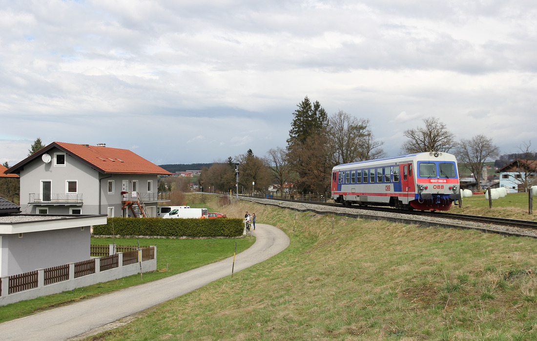 ÖBB 5047 061 hat zum Aufnahmezeitpunkt den Bahnhof Steindorf bei Straßwalchen mit Fahrtziel Braunau verlassen.
Aufgenommen am 5. April 2018.
