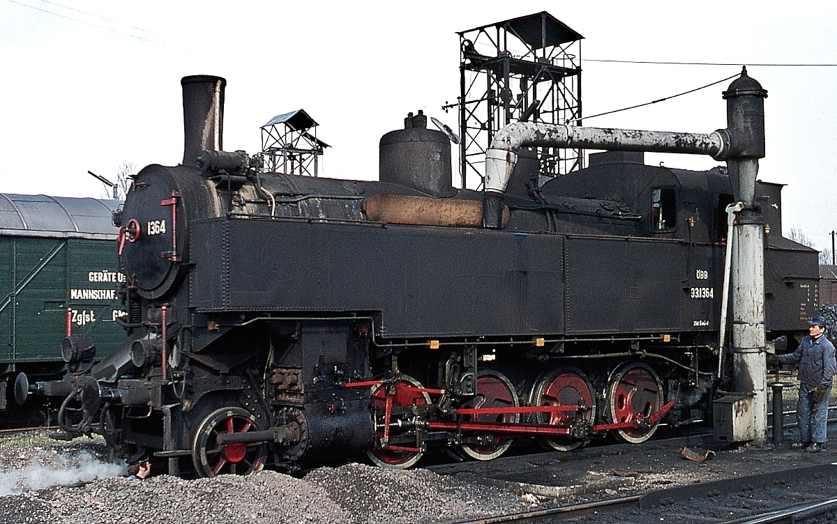 ÖBB 93.1364 fasst im Frühjahr 1975 Wasser im Heizhaus Gmünd