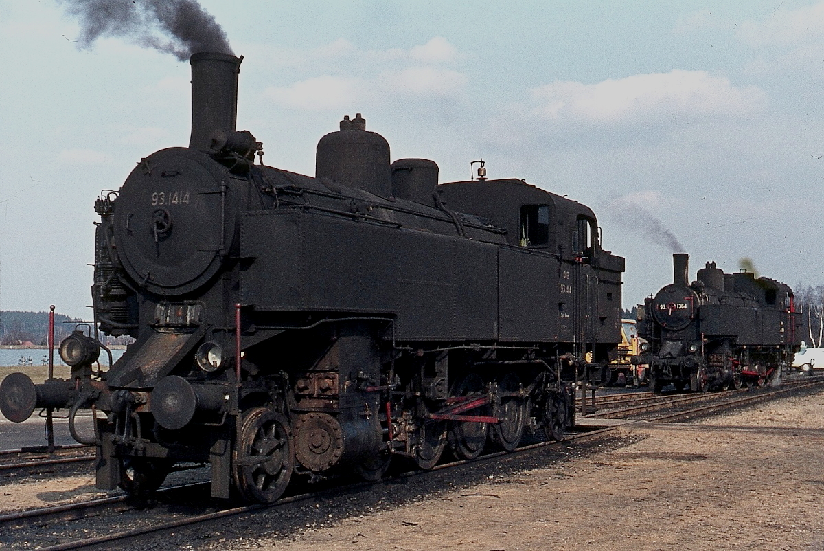 ÖBB 93.1414 und 93.1364 im Frühjahr 1975 im Heizhaus Gmünd. Zu diesem Zeitpunkt wurden die Lokomotiven noch für einzelne Einsätze auf der Hauptstrecke nach Schwarzenau und den von dort ausgehenden Nebenbahnen nach Fratres und Martinsberg-Gutenbrunn benötigt. Auf den beiden letzteren Bahnen haben sie bei meinen mehrmaligen Besuchen komplett den Dienst versehen.