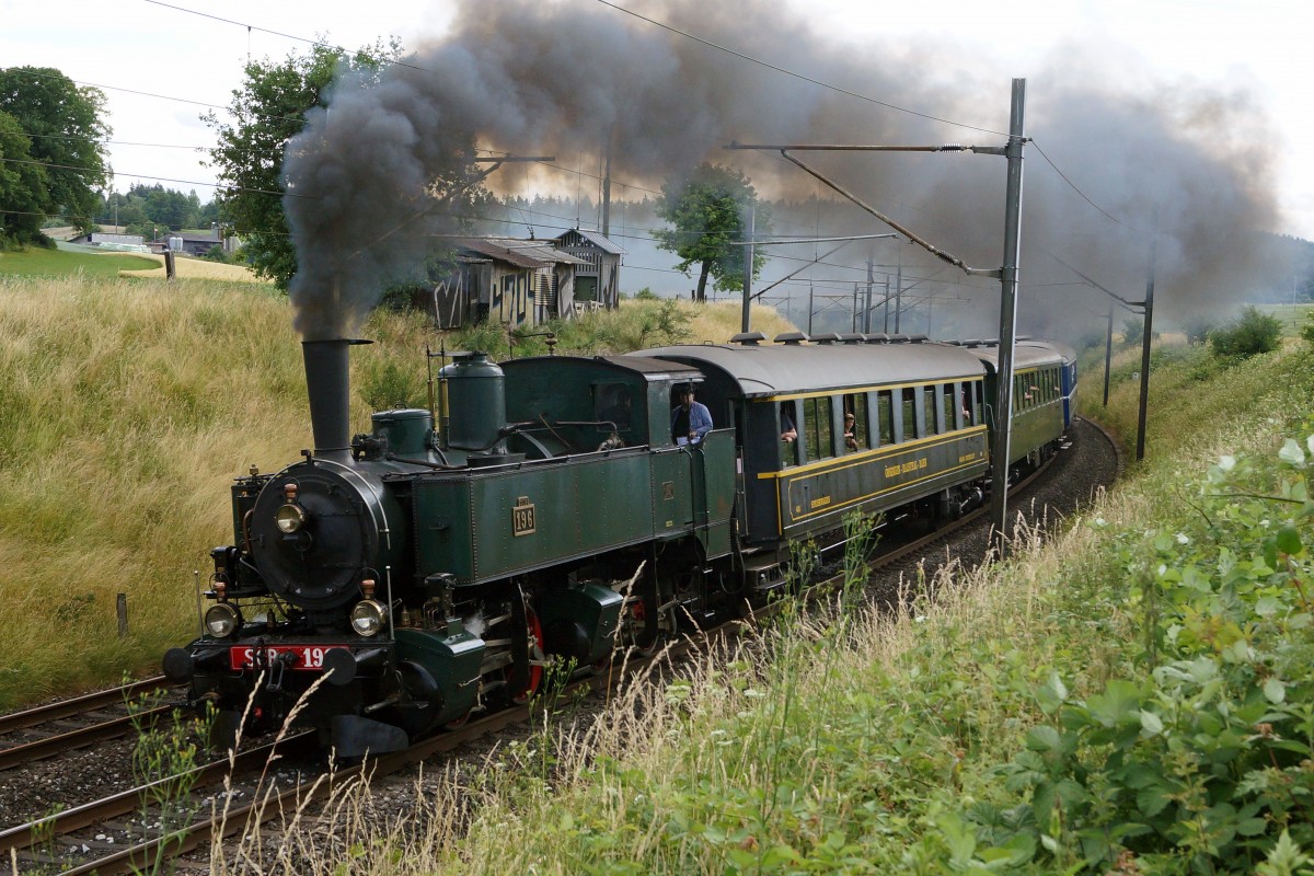 OeBB: An den Gotthel-Märit Sumiswald vom 13. Juni 2015 mit dem OeBB Dampfzug. Zum Einsatz gelangten die drei in Balsthal stationierten Dampflokomotiven Eb 2/4 35. E 3/3 2 und die Ed 2x2/2 196. Die Aufnahme entstand während der Rückreise bei Niederbipp.
Foto: Walter Ruetsch 