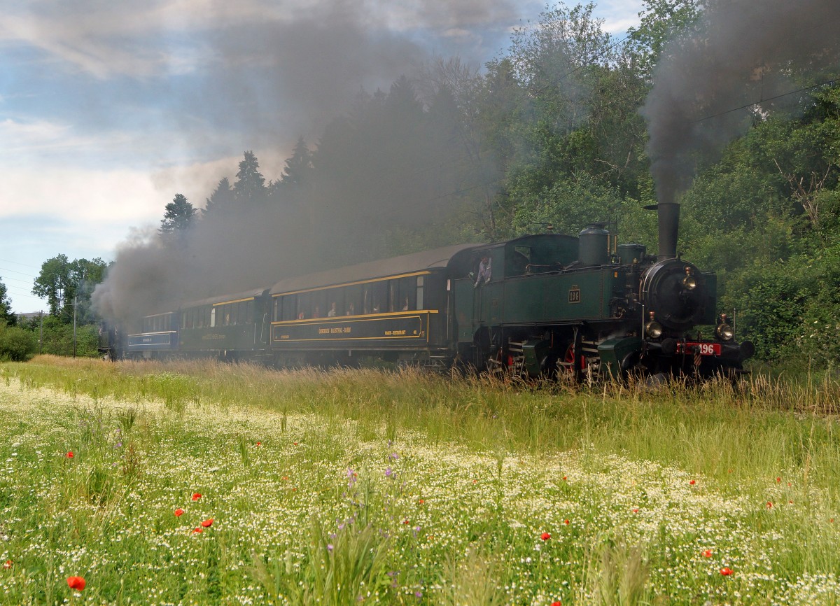 OeBB: An den Gotthel-Märit Sumiswald vom 13. Juni 2015 mit dem OeBB Dampfzug. Zum Einsatz gelangten die drei in Balsthal stationierten Dampflokomotiven Eb 2/4 35. E 3/3 2 und die Ed 2x2/2 196. Die Aufnahme entstand während der Hinfahrt bei Gerlafingen.
Foto: Walter Ruetsch  