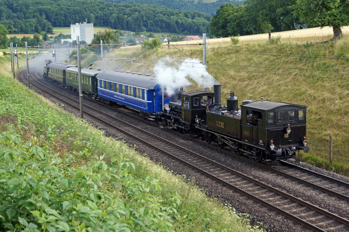 OeBB: An den Gotthel-Märit Sumiswald vom 13. Juni 2015 mit dem OeBB Dampfzug. Zum Einsatz gelangten die drei in Balsthal stationierten Dampflokomotiven Eb 2/4 35. E 3/3 2 und die Ed 2x2/2 196. Die Aufnahme entstand während der Hinfahrt bei Niederbipp.
Foto: Walter Ruetsch  
