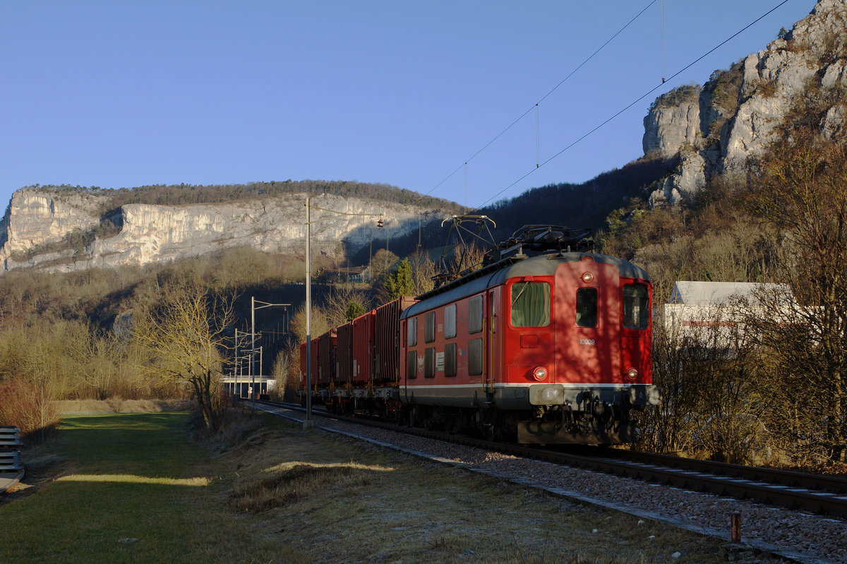 OeBB: Auch nach dem Fahrplanwechsel setzt die OeBB für die Führung der Güterzüge das  ALTEISEN  ein während die BLS  BRAUNE MUTZEN  verschrotten lässt und bei der SBB massenweise überzählige Re 4/4 II  arbeitslos rumstehen.
Verkehrte Welt auch bei der Eisenbahn? (28.12.2016)
Foto: Walter Ruetsch 