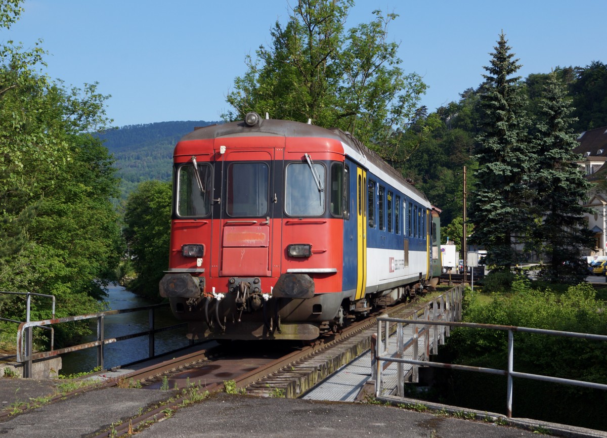 OeBB: Auch noch am 14. Juli 2015 warten die ehemaligen SBB Triebfahrzeuge RBe 540 und BDe 4/4 651 in der Klus bei Balsthal auf die Verschrottung. 
Foto: Walter Ruetsch