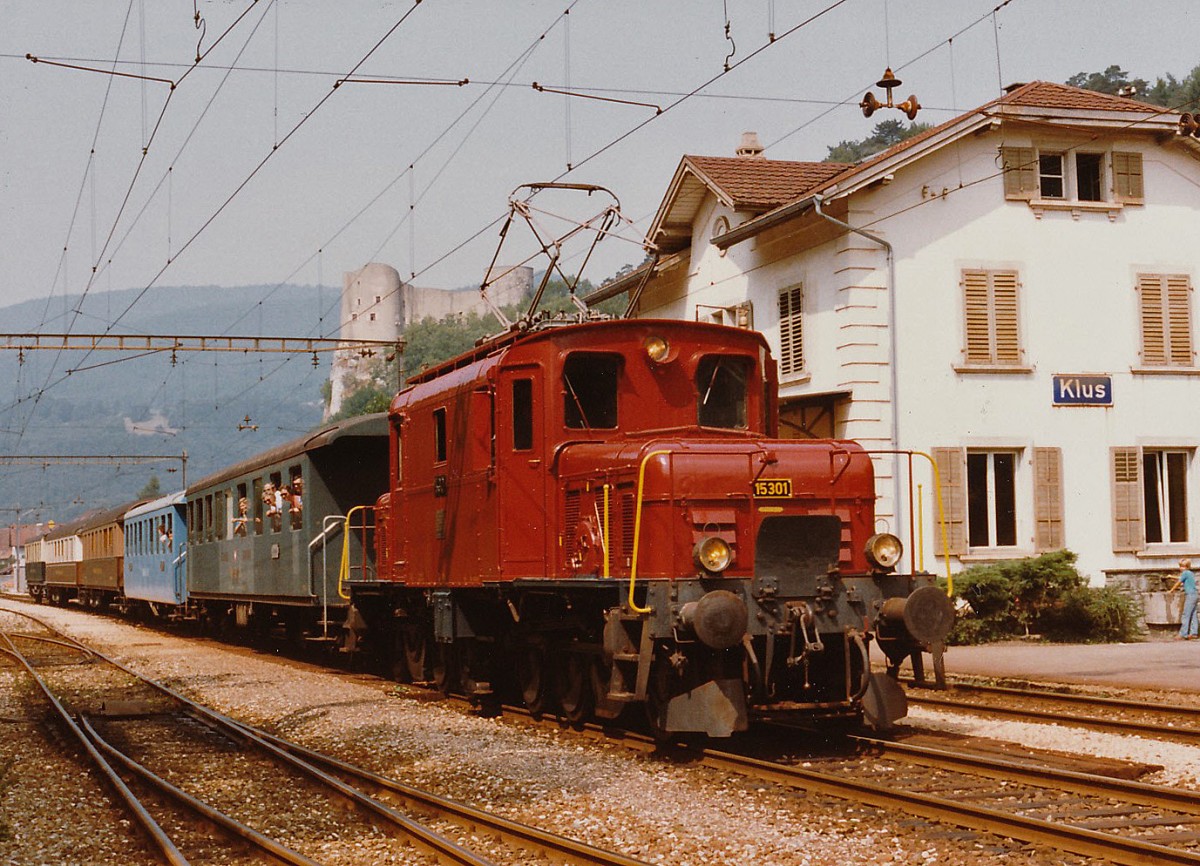 OeBB: Aufnahme der Krokodillok De 6/6 15301 aus dem Jahre 1926, entstanden in der Klus bei Balsthal im September 1983. Von dieser ehemaligen SBB Lokomotive, die vorwiegend auf der Seetalstrecke im Einsatz stand, wurden nur drei Stück (15301-15303) gebaut. Die De 6/6 15301 stand nach der Ausrangierung bei der SBB noch einige Jahre bei der OeBB für den Güterkehr sowie für Sonderzüge im Einsatz.
Foto: Walter Ruetsch 