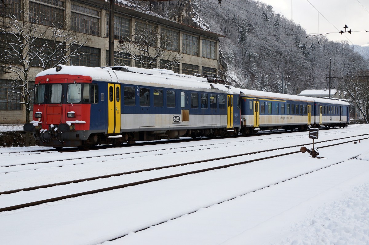 OeBB: Ausrangierte Triebzüge warten auf den Abstellgeleisen in der Klus bei Balsthal ihr weiteres Schicksal ab. In winterlicher Stimmung aufgenommen wurden am 16. Januar 2016 der RBe 4/4 205-Pendel und der BDe 4/4 651 (beide ehemals SBB).
Foto: Walter Ruetsch