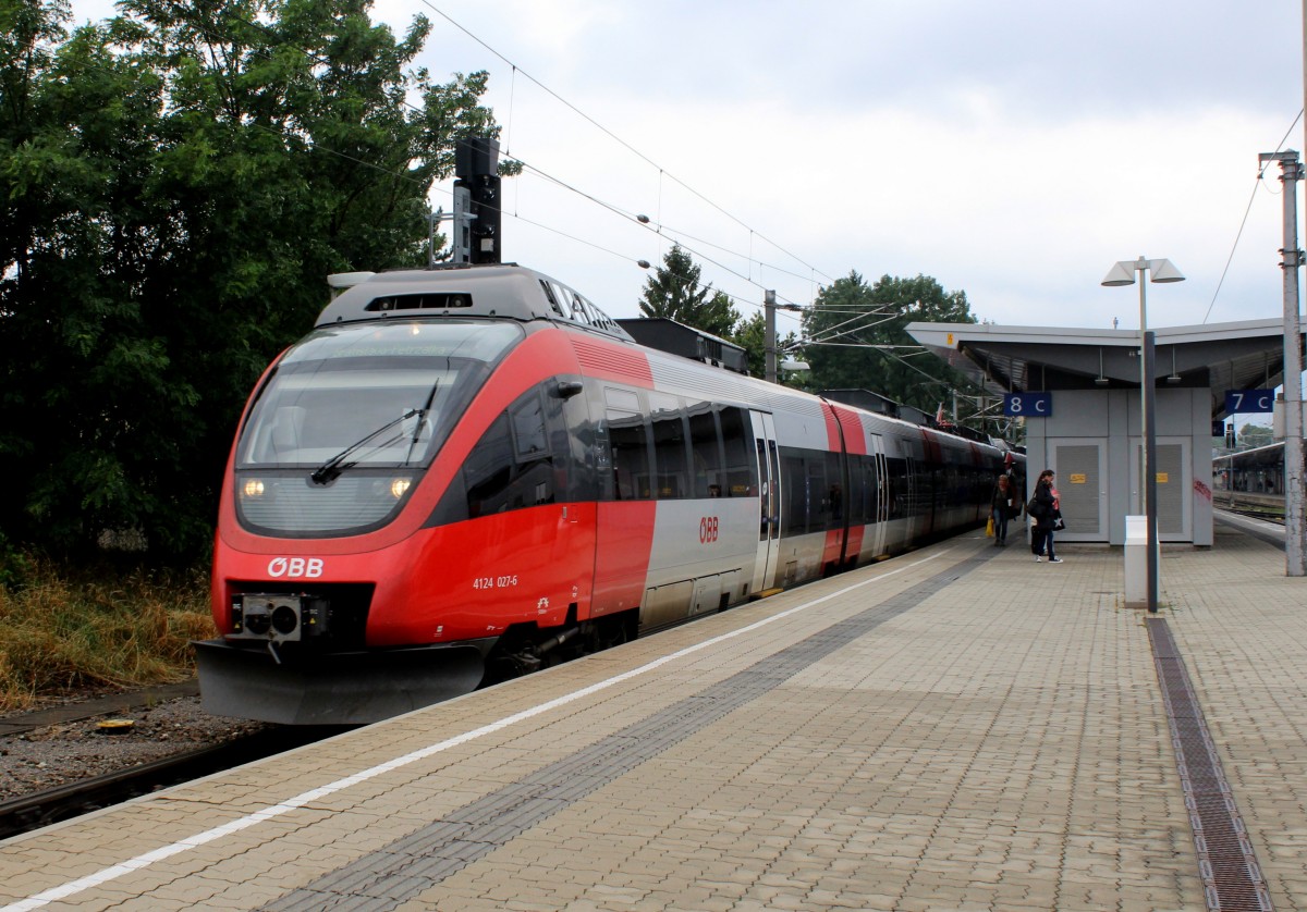 ÖBB BR 4124: Am 11. Juli 2014 hält 4124 027-6 als REX 7625 nach Bratislava-Petrzalka im Bahnhof Wien-Meidling. 