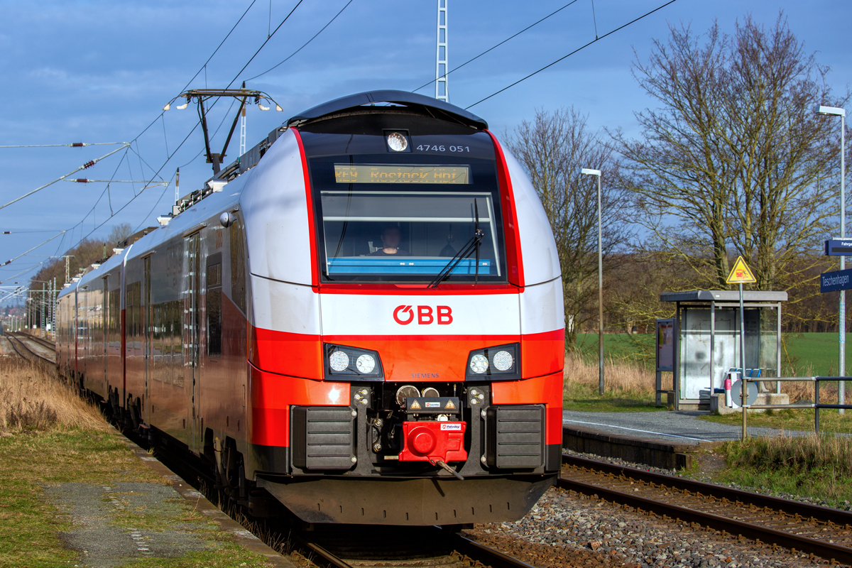 ÖBB Cityjet (Disiro ML) als RE9 nach Stralsund fährt in Teschenhagen an den Bahnsteig. - 15.02.2020

