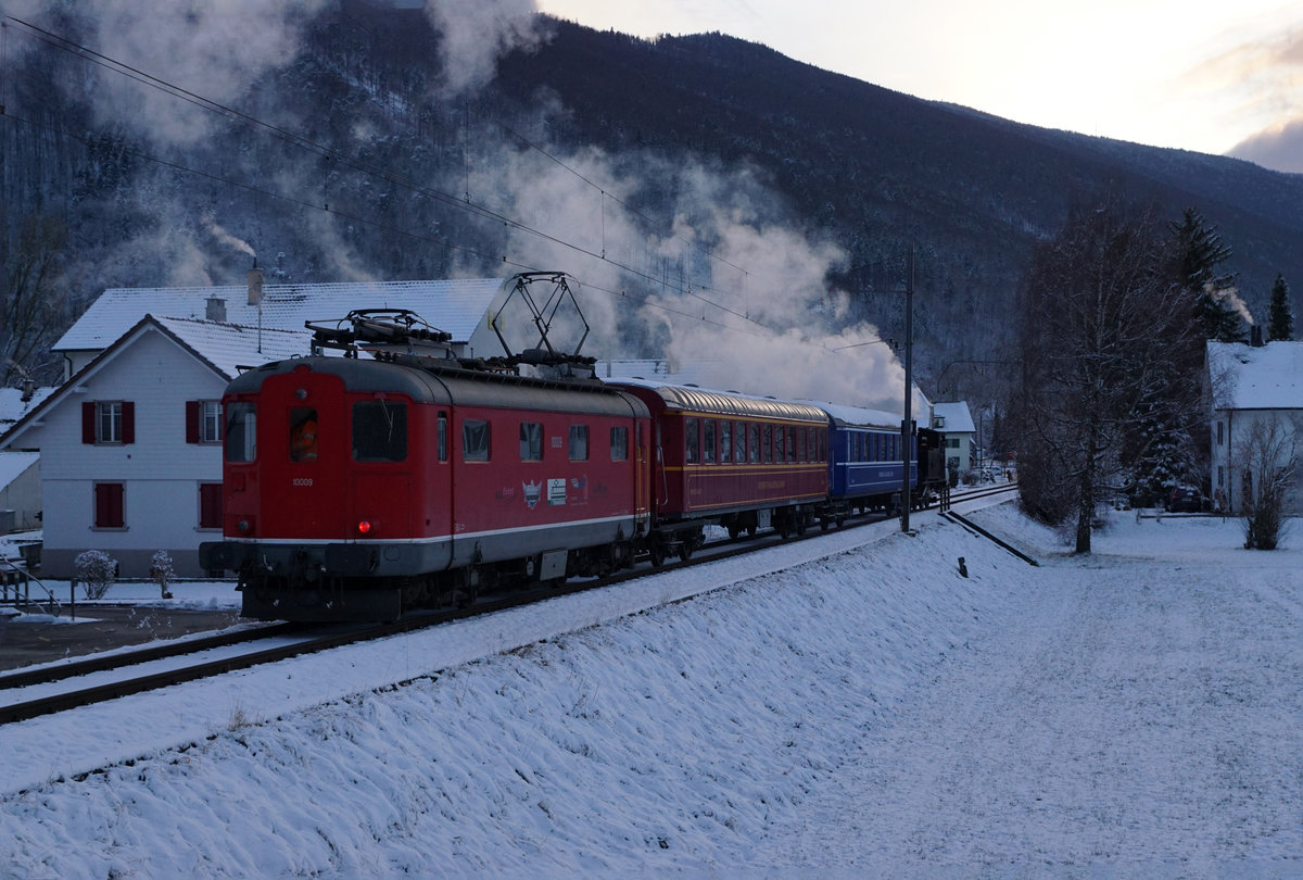 OeBB: Dampffahrt Balsthal-Olten der Oensingen Balsthal Bahn mit der Eb 2/4 35, 2 Salonwagen und der Re 4/4 I 10009 vom 1. Dezember 2017.
Bei Balsthal.
Foto: Walter Ruetsch 