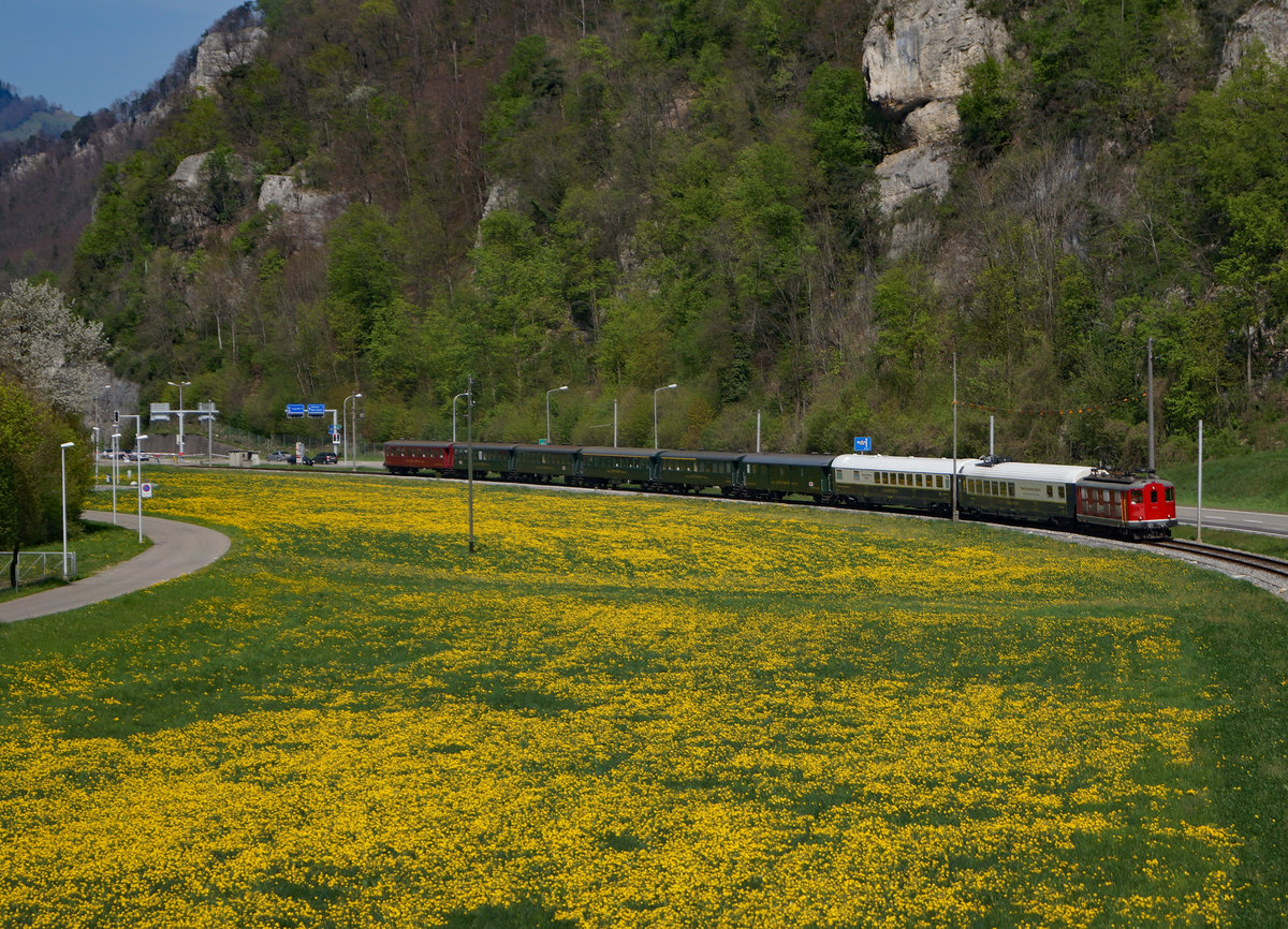 OeBB: Der imposanteste Personenzug auf der OeBB war am 12. April 2017 zwischen Balsthal und Oensingen mit der Re 4/4 I 10009 unterwegs.
Foto: Walter Ruetsch