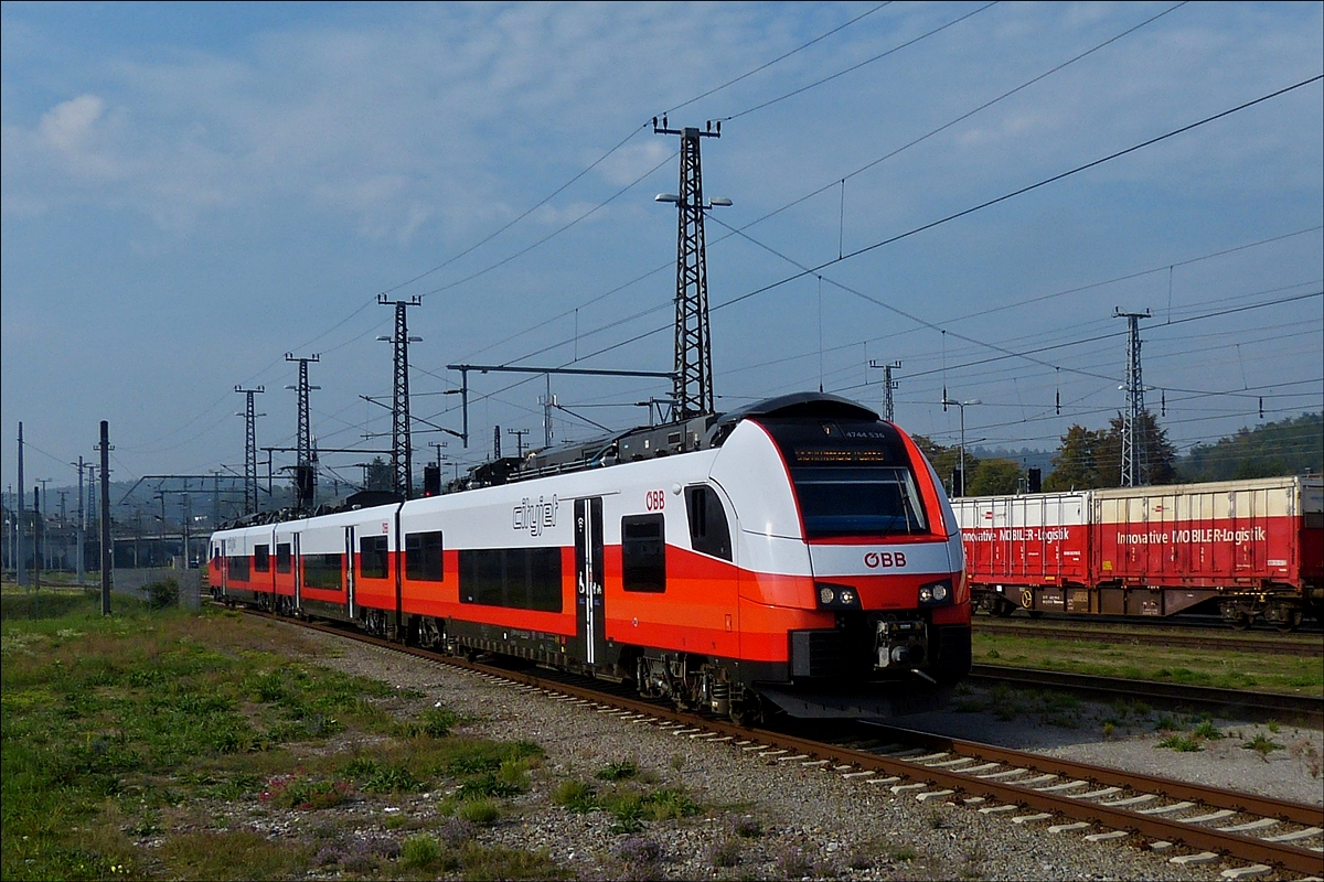 ÖBB Desiro Triebzug 4744 530 nahe dem Bahnhof von Attnang – Puchheim, aufgenommen vom Bahnsteig am 17.09.2018. (Hans) 