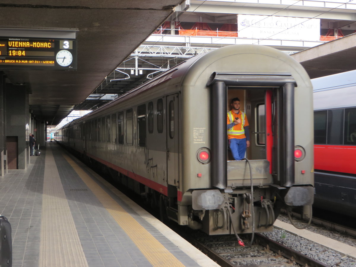 ÖBB Euro Night 234 von Roma Termini nach Wien HBF wird auf Bahnsteig 3 bereitgestellt. (16.6.2016)