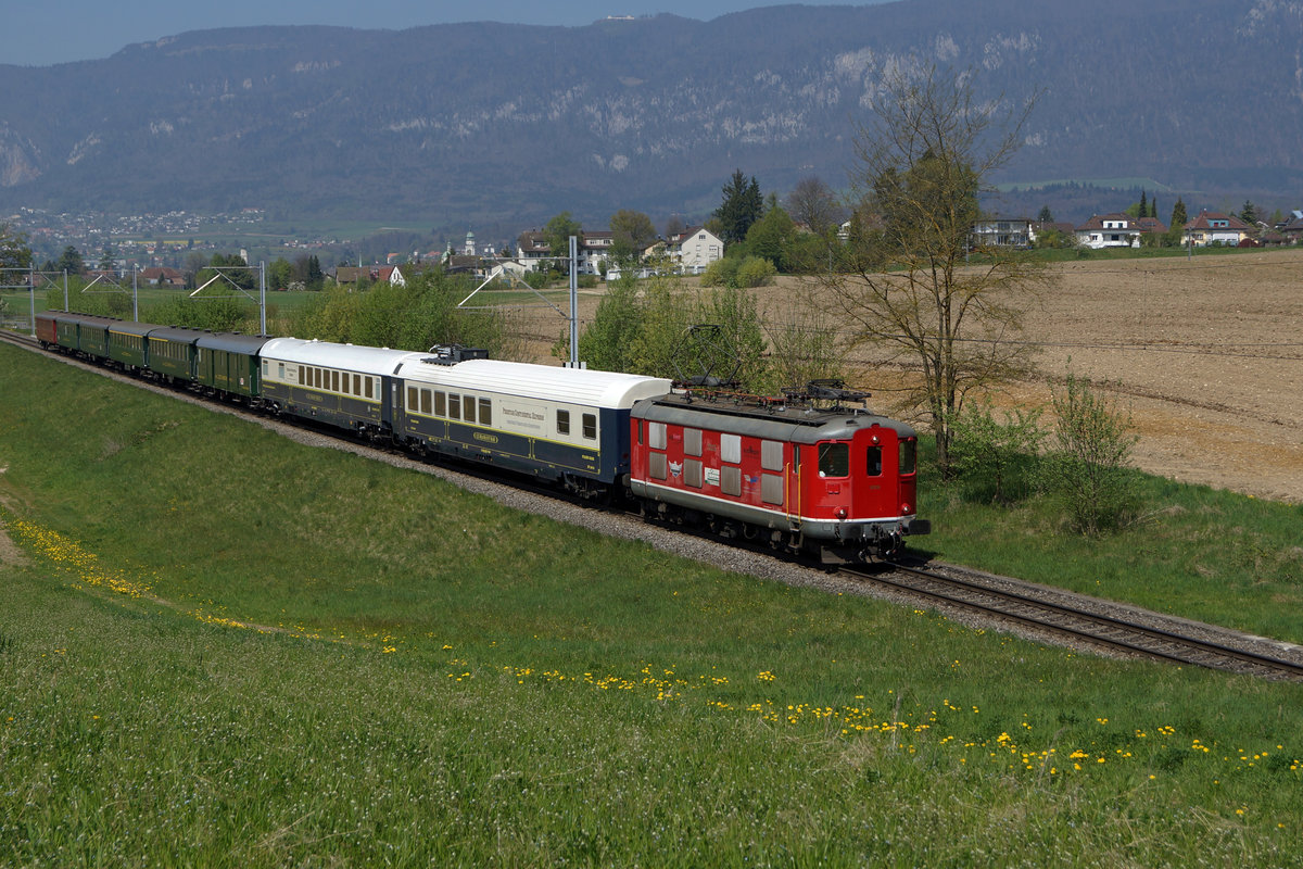 OeBB: Extrazug Balsthal-Oberburg mit der Re 4/4 I 10009 zwischen Solothurn und Biberist am 12. April 2017.
Foto: Walter Ruetsch