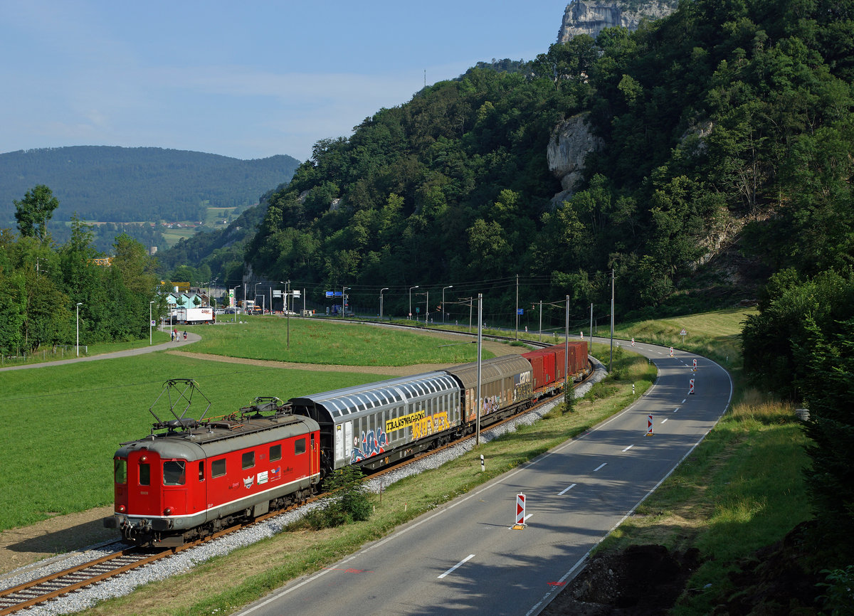 OeBB: Gemischter Güterzug mit der Re 4/4 I 10009 auf der Fahrt nach Oensingen am 11. Juli 2016.
Foto: Walter Ruetsch