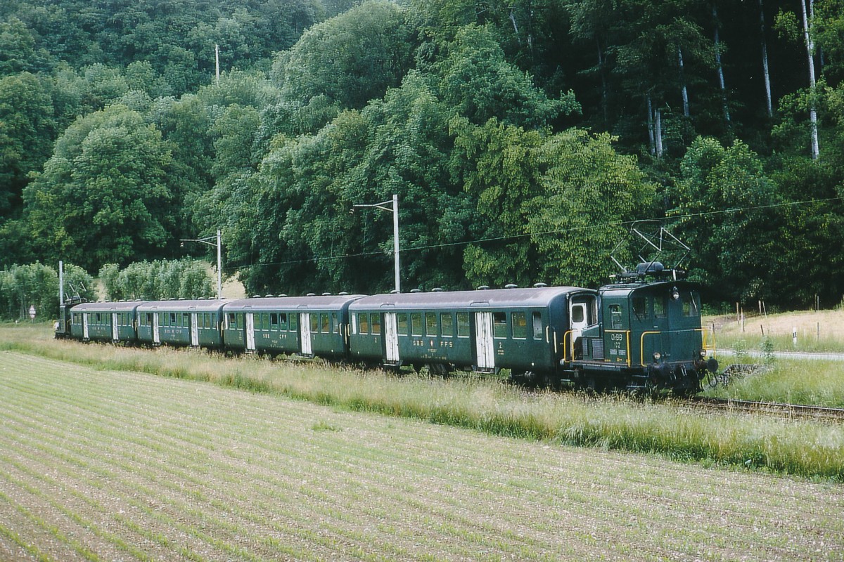 OeBB:  GROSSVERKEHR AUF DER OeBB  Infolge eines kantonalen Grossanlasses vom Juli 1994 in Balsthal kam es bei der OeBB zur Führung von interessanten Zusatzzügen und Zugsverstärkungen. Zusatzzug mit vier ausrangierten SBB-Leichtstahlwagen und den OeBB Ce 2/2 102 bis Ce 2/2 103 (1944) an beiden Enden. Dank dieser Zugsformation konnten die Umfahrungen der Personenwagen in Oensingen und Balsthal vermieden werden. Die einmalige Aufnahme ist auf der Fahrt nach Oensingen bei Klus Maiacker entstanden. Noch sind beide Loks in Balsthal in nicht betriebstüchtigem Zustand abgestellt.
Foto: Walter Ruetsch 