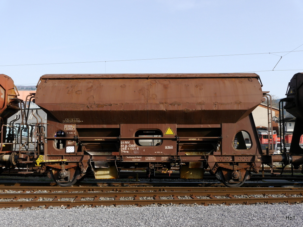 ÖBB - Güterwagen vom Typ Tdrrs 21 81 088 4 501-5 im SBB Güterbahnhof von Biel am 30.03.2014