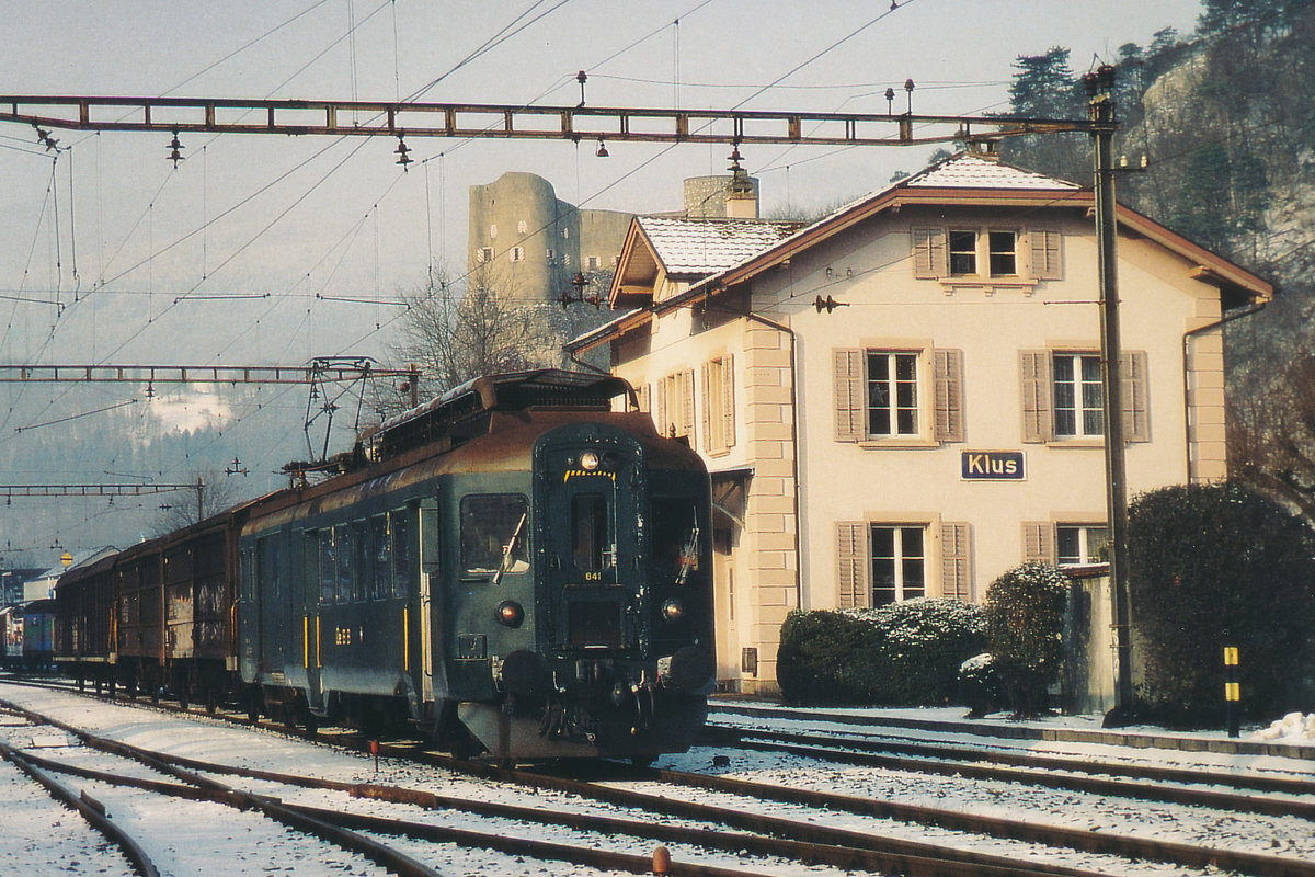OeBB: Güterzug mit dem BDe 4/4 641 bei einem Zwischenhalt in der Klus im Dezember 2005.
Foto: Walter Ruetsch