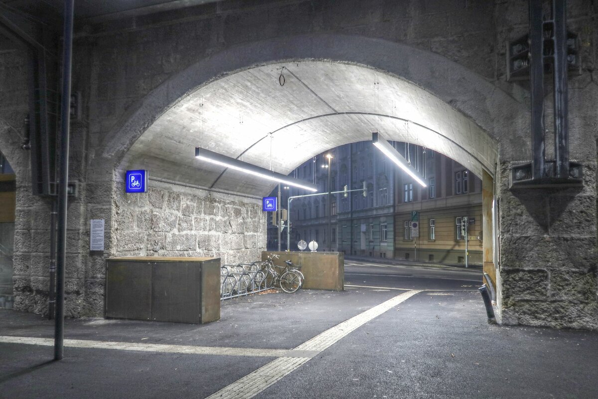 ÖBB-Haltestelle Innsbruck Messe, nördlicher Durchgang zwischen den Aufgängen zu den Bahnsteigen. Der Viaduktbogen wurde dabei ausgehöhlt. Aufgenommen 12.12.2021.