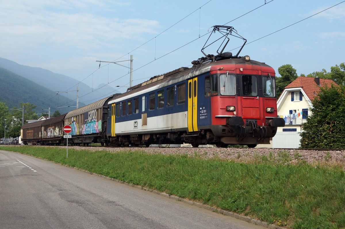 OeBB: Im Gegensatz zur SBB findet der RBe 4/4 bei der OeBB auch Verwendung im Güterverkehr. Am 11. Juni 2015 brachte der RBe 4/4 205 gleich drei Güterwagen nach Balsthal.
Foto: Walter Ruetsch