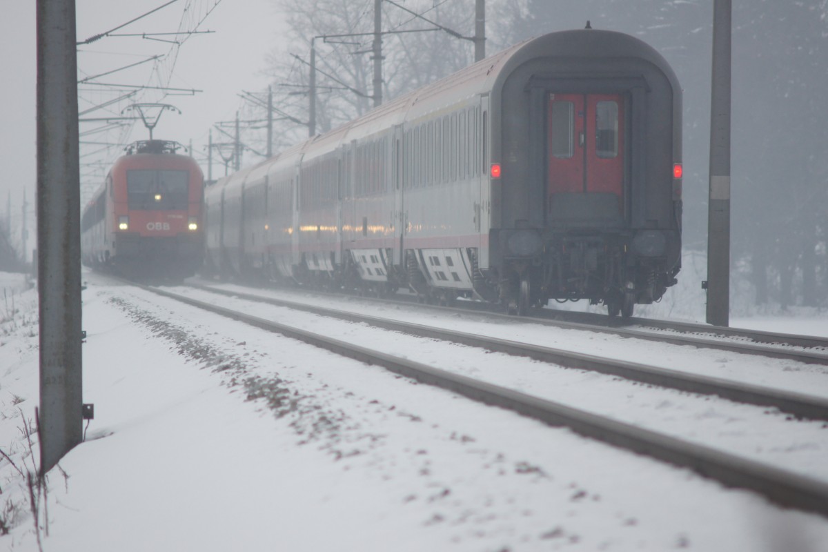 ÖBB InterCity bei Neumarkt am Wallersee - rechts Richtung Salzburg, links Richtung Wien (30.01.2014)
