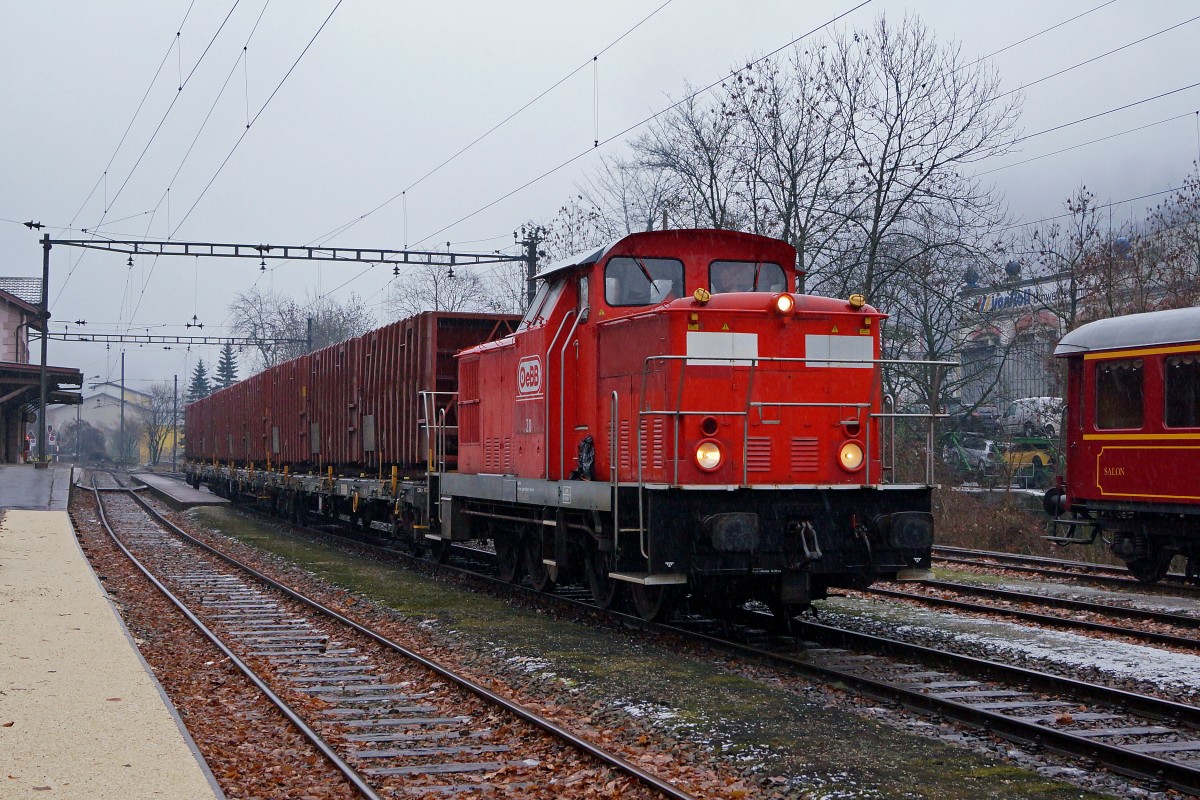 OeBB: Kehrichtzug mit der Em 4/4 20 (ex DB) in der Klus bei Balsthal am 19. Dezember 2013.
Foto: Walter Ruetsch