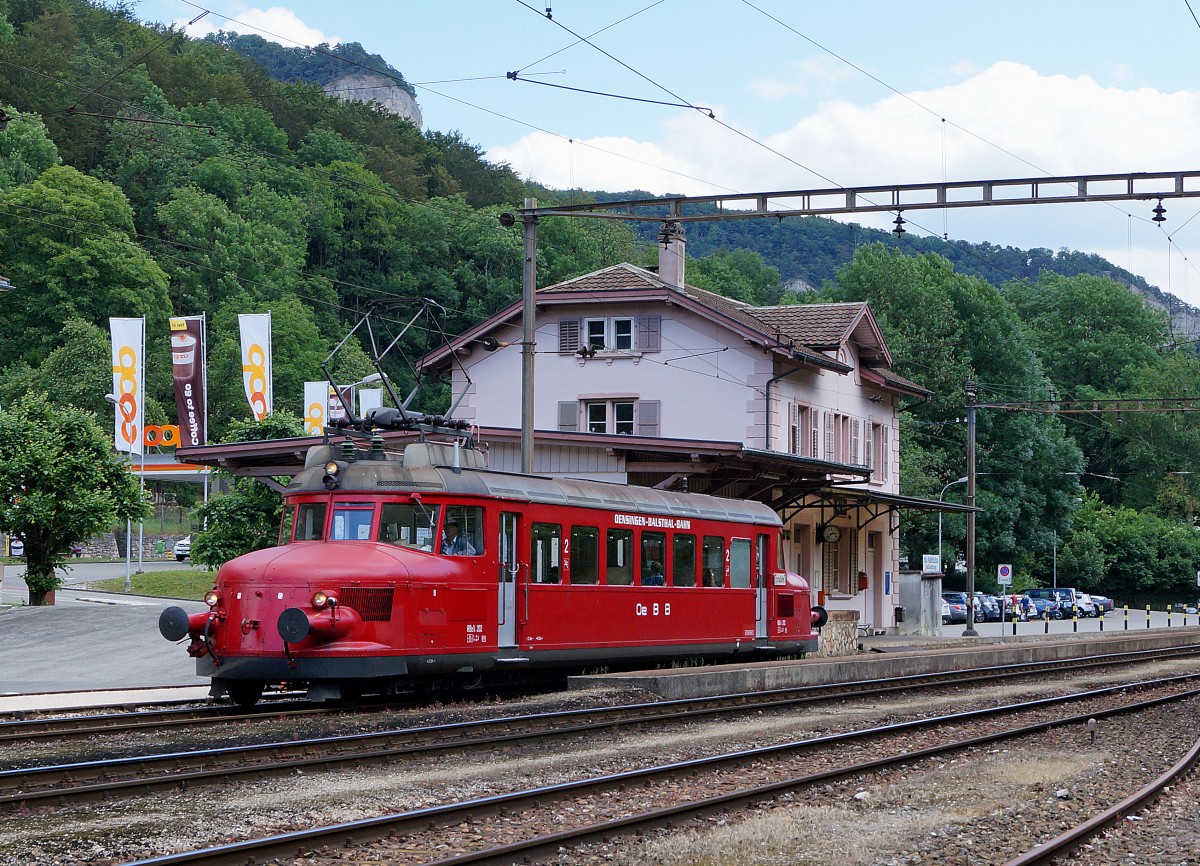 OeBB: KULTURTAG Thal 2014. Die Thaler Museen und weitere Kulturinstitutionen öffneten am Sonntag den 15. Juni 2014 ihre Türen und überraschten die Besucher mit einem attraktiven Programm. Der berühmte rote Pfeil, in den 1930er-Jahre gebauter Leichttriebwagen der Schweizerischen Bundesbahnen stand zwischen Balsthal und Oensingen stündlich im Einsatz. RBe 2/4 202 beim Passieren der Station Klus.
Foto: Walter Ruetsch