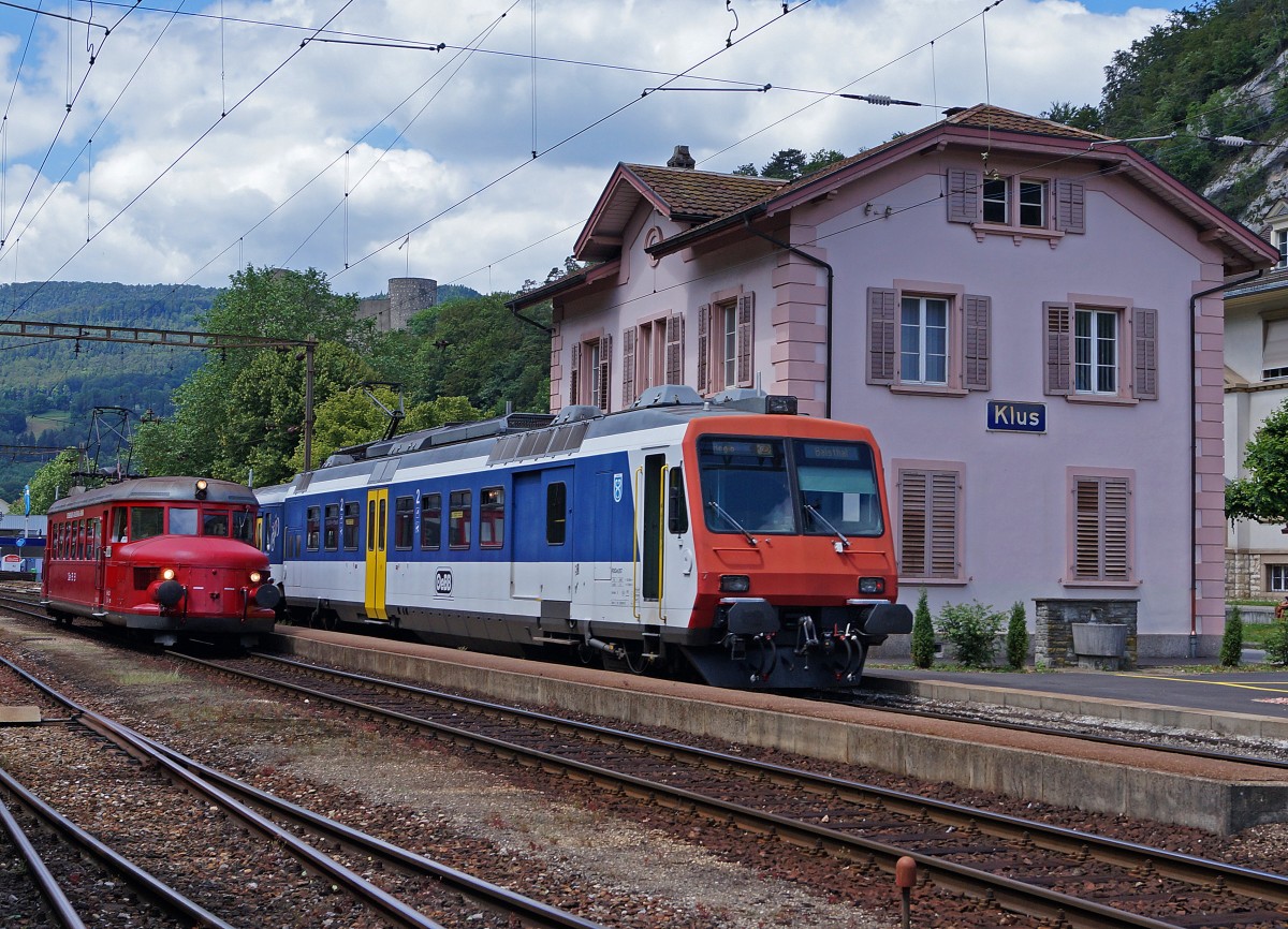 OeBB: KULTURTAG Thal 2014. Die Thaler Museen und weitere Kulturinstitutionen öffneten am Sonntag den 15. Juni 2014 ihre Türen und überraschten die Besucher mit einem attraktiven Programm. Der berühmte rote Pfeil, in den 1930er-Jahre gebauter Leichttriebwagen der Schweizerischen Bundesbahnen stand zwischen Balsthal und Oensingen stündlich im Einsatz. RBe 2/4 202 anlässlich einer Begegnung mit dem RBDe 4/4 207 auf der Station Klus.
Foto: Walter Ruetsch