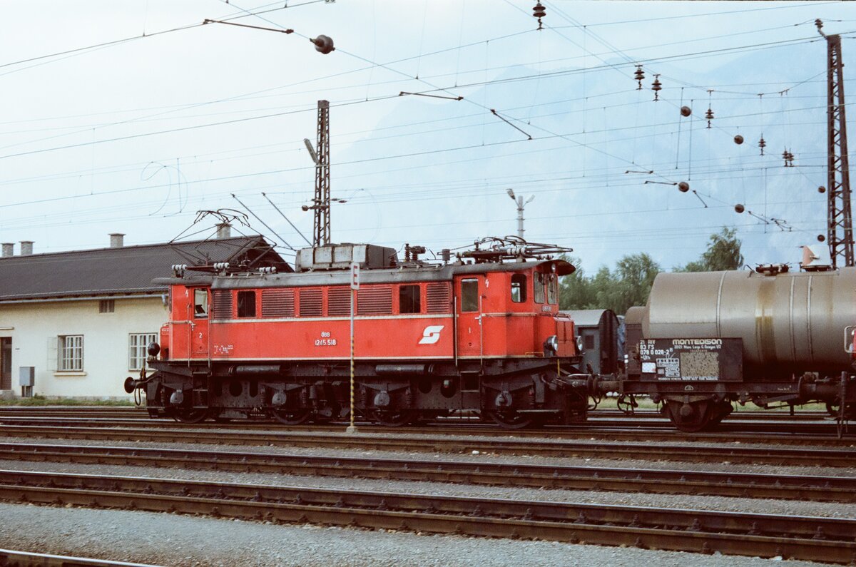ÖBB-Lok 1245.518 am Verschiebebahnhof Arnoldstein im Sommer 1983
