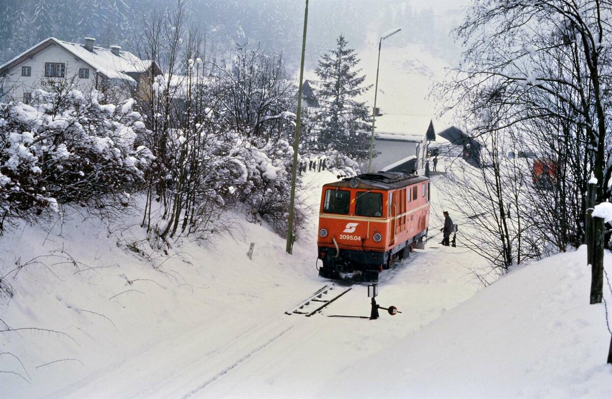 ÖBB-Lok 2095.04 der Pinzgauer Lokalbahn beim Rangieren, 11.02.1986 